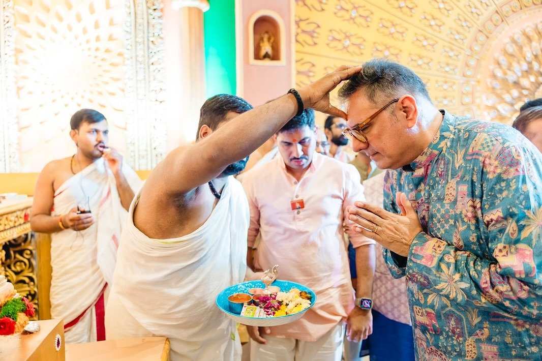 Boman Irani offers prayers at Bhau Rangari Ganeshji in Pune, calls the experience 'magical'
