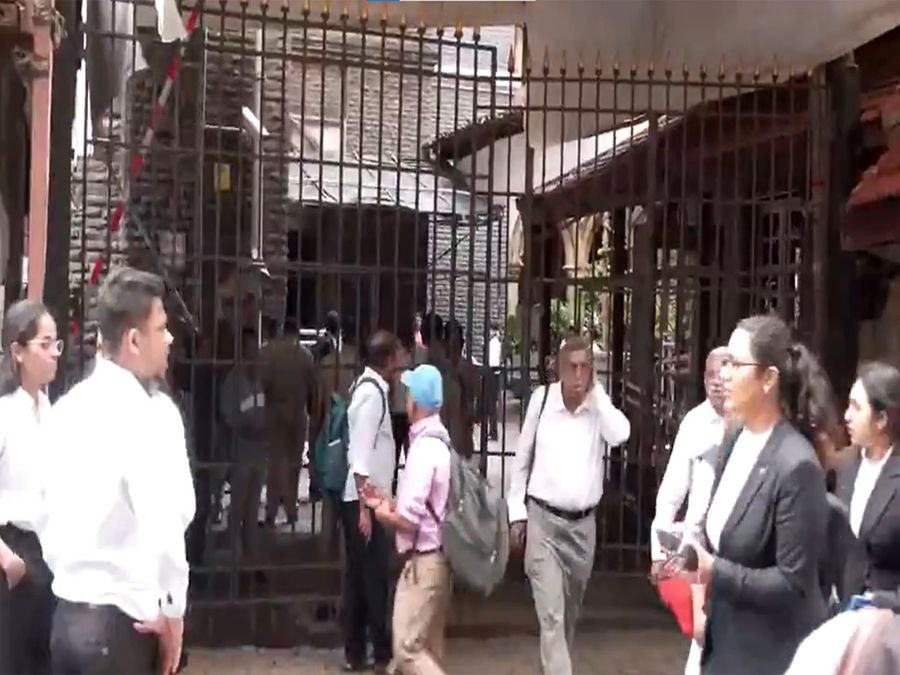 Bombay High Court recieves bomb threat, staff members vacate premises