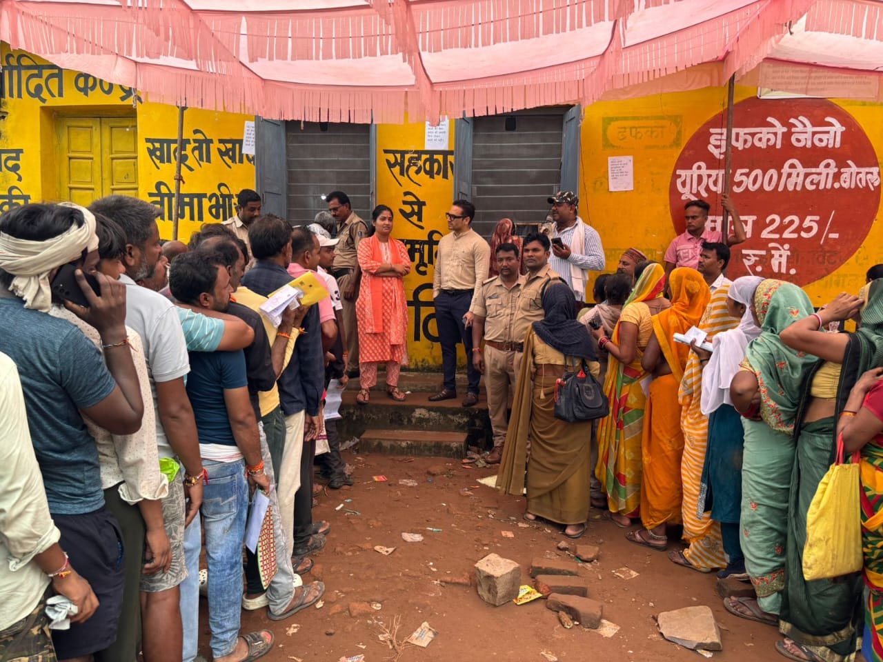 Farmers protest over fertilizer shortage in MP, confine officials for hours
