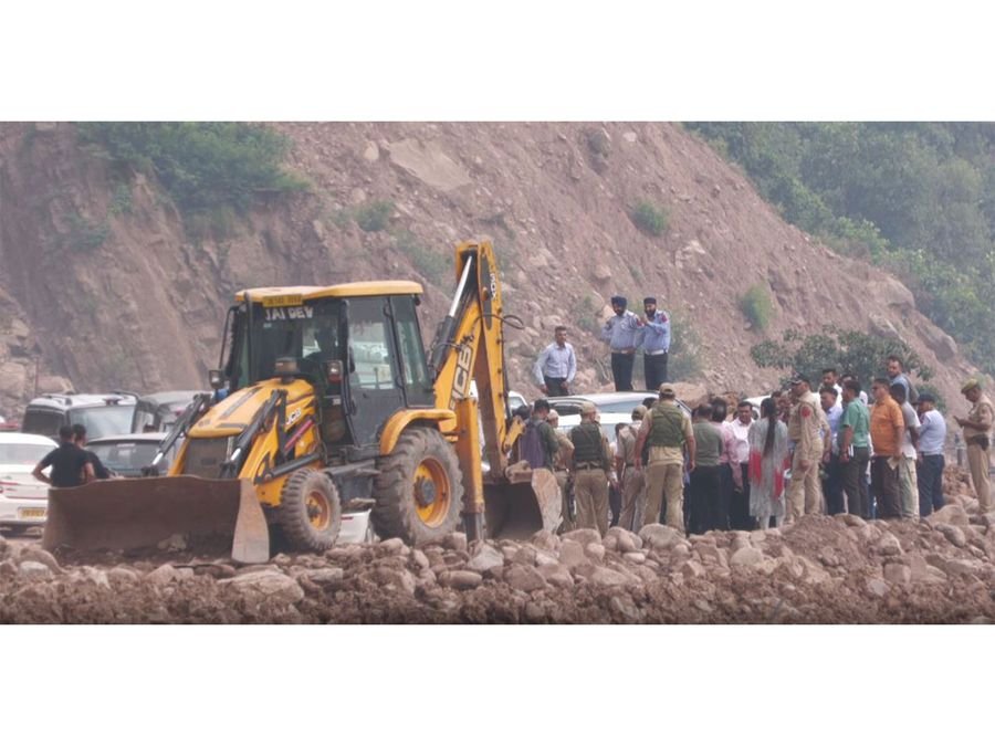 J-K PWD Principal Secretary visits Thard to oversee restoration work of Jammu-Srinagar National Highway