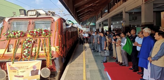 J&K L-G flags off 1st dedicated parcel train carrying apples J&K L-G flags off 1st dedicated parcel train carrying apples from Srinagar to Delhi amid growers' protest