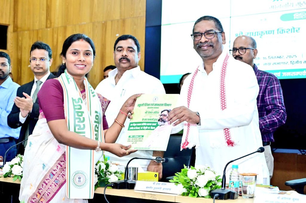 Jharkhand CM Hemant Soren hands over appointment letters to 301 assistant teachers
