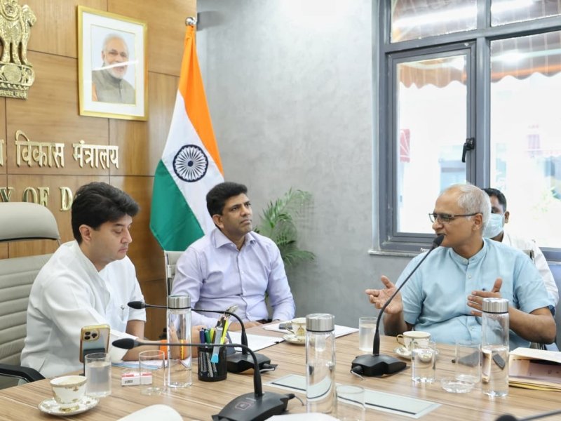 Jyotiraditya Scindia reviews quarterly performance of telecom PSUs