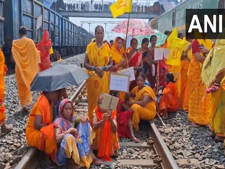 Kurmi community starts rail blockade in Jharkhand and West Bengal, demanding ST status