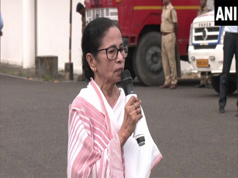 Mamata Banerjee extends greetings on Hindi Diwas