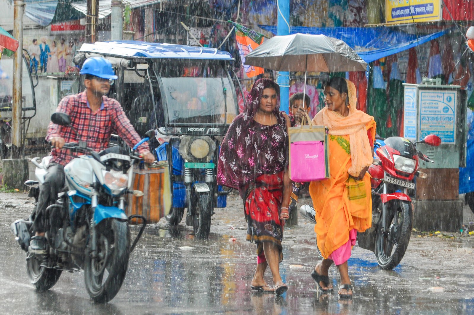 Met office issues orange alert for heavy rain in several Bengal districts