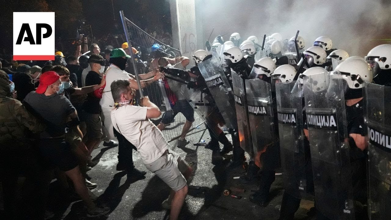 Riot police fire tear gas at protesters demanding free elections in Serbia (Video) 1 Riot police fire tear gas at protesters demanding free elections in Serbia (Video)