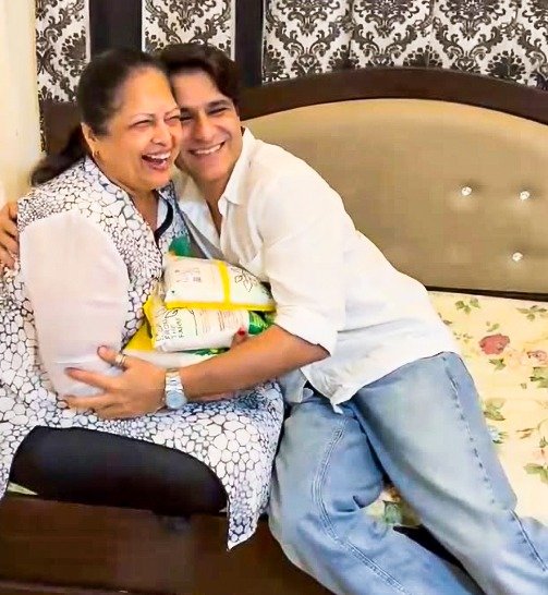 Sunny Hinduja carries desi atta to his mom in Dubai: 'Atta Maajhi Satakli'