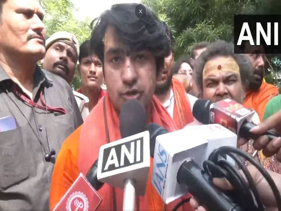 "The country has to be saved...", says Bageshwar Dham's Head Dhirendra Shastri after recent Nepal unrest