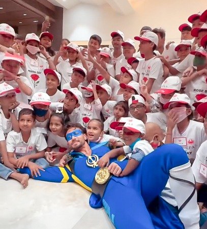  Tiger Shroff returns in his Flying Jatt avatar for some special friends