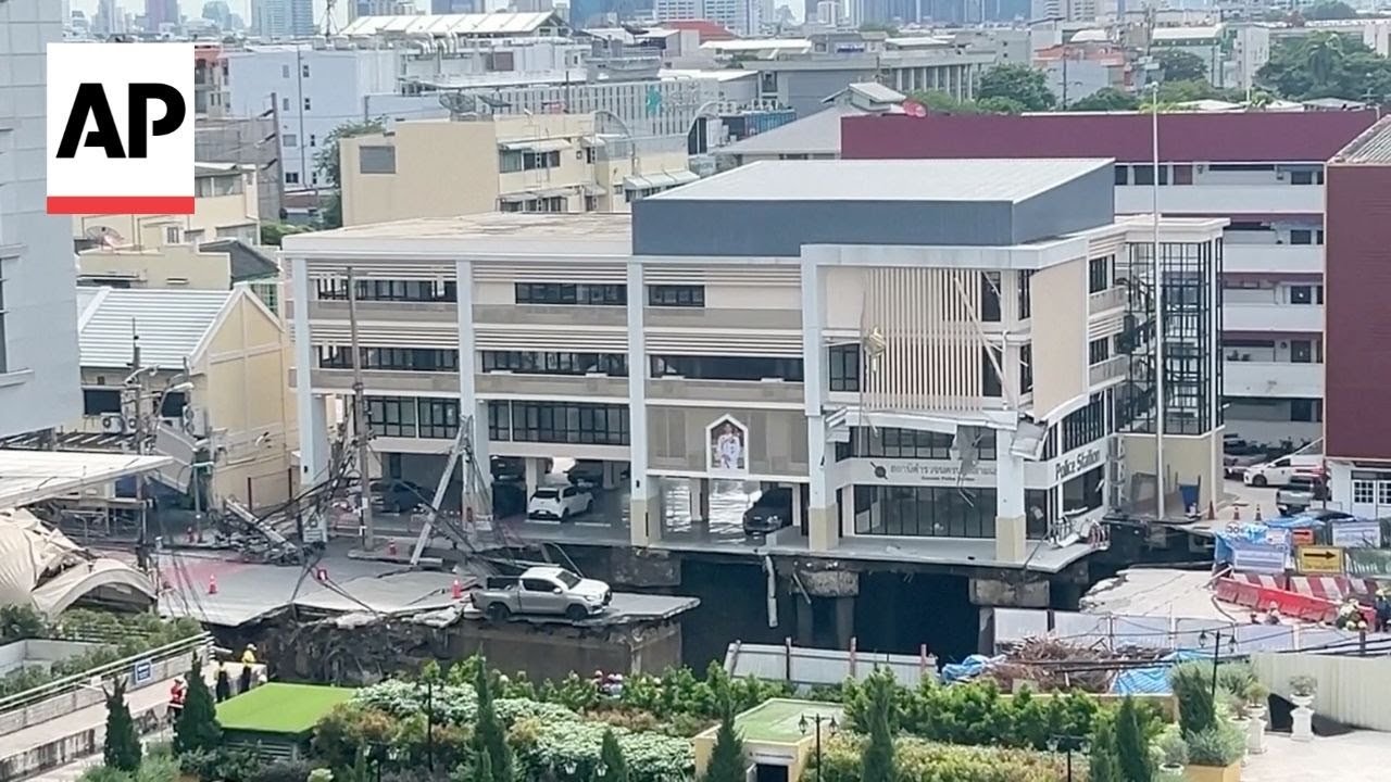 Giant sinkhole opens up in Bangkok street (Video)