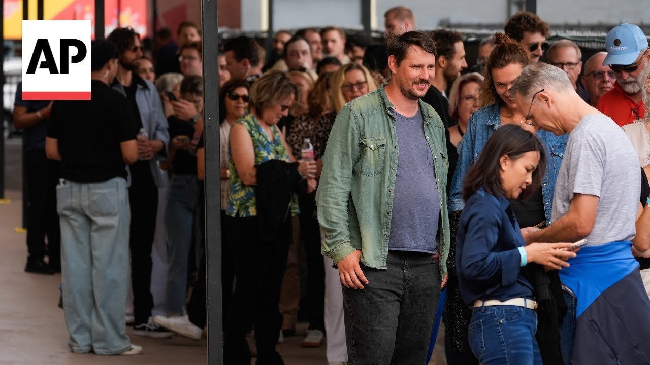 Jimmy Kimmel fans enter studio as show returns after ABC suspension (Video)