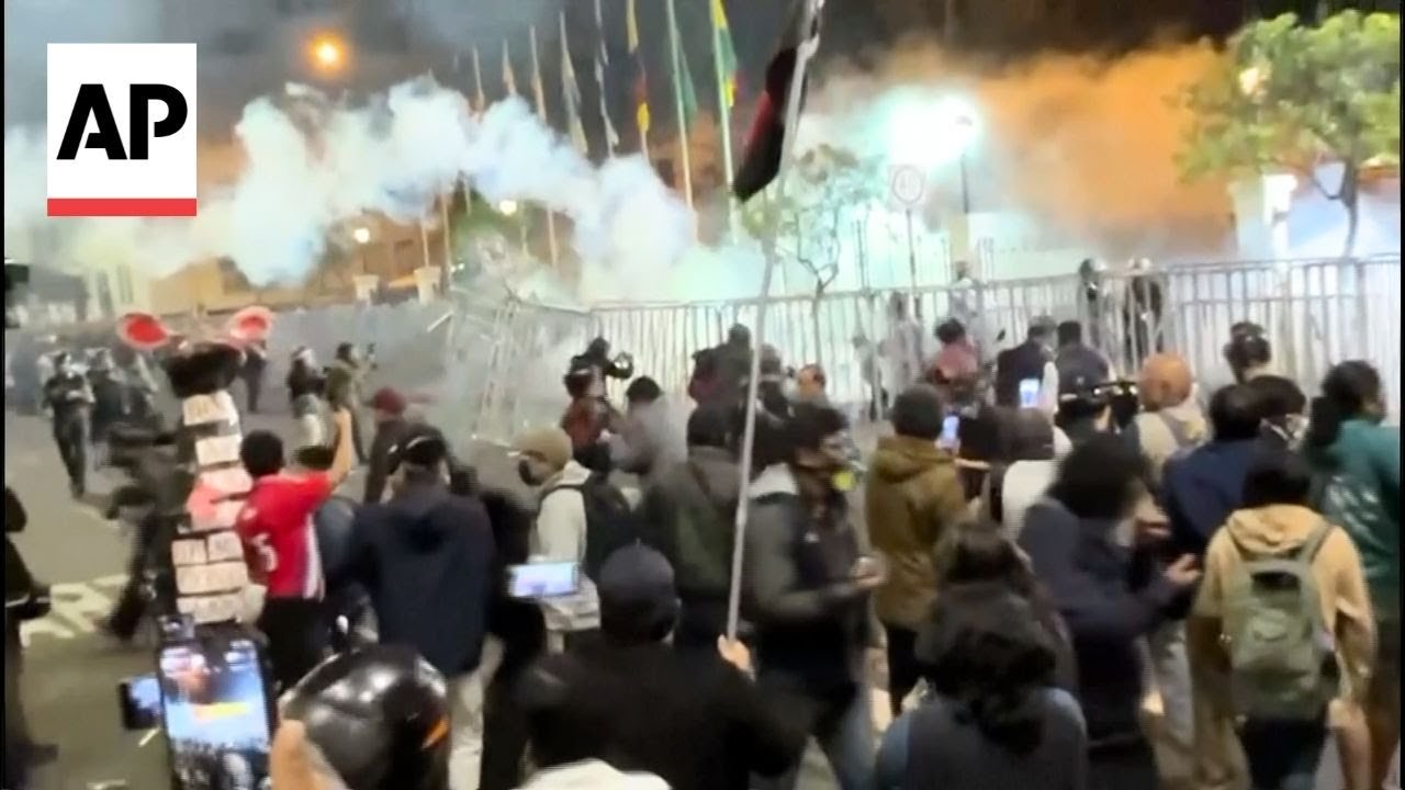Clashes erupt at Peru Congress protest led by students, transport workers (Video)
