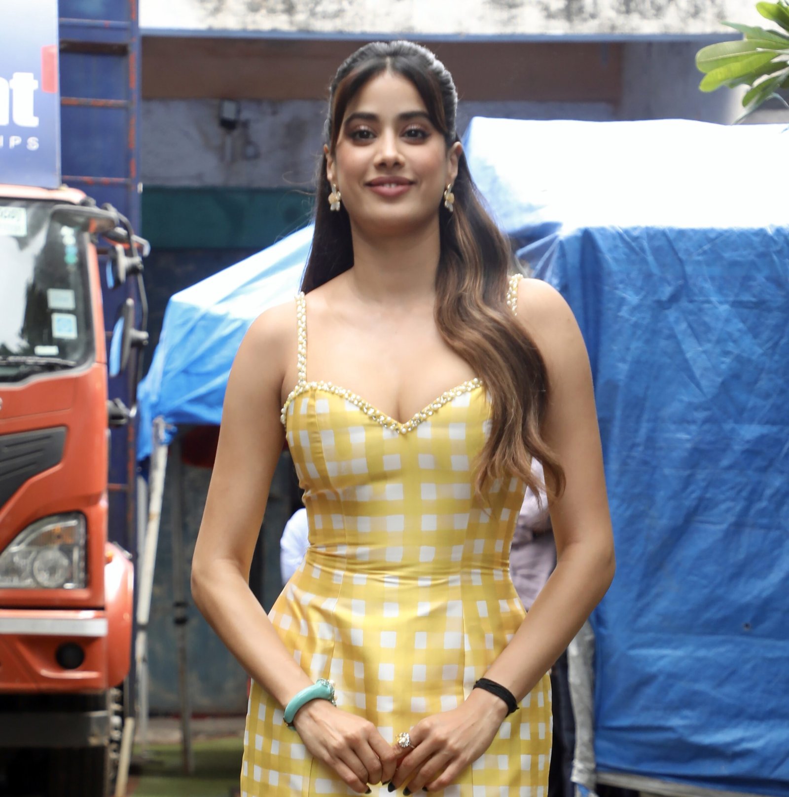 Janhvi Kapoor turns ‘riksha driver’ for Maniesh Paul on sets of ‘Sunny Sanskari Ki Tulsi Kumari’