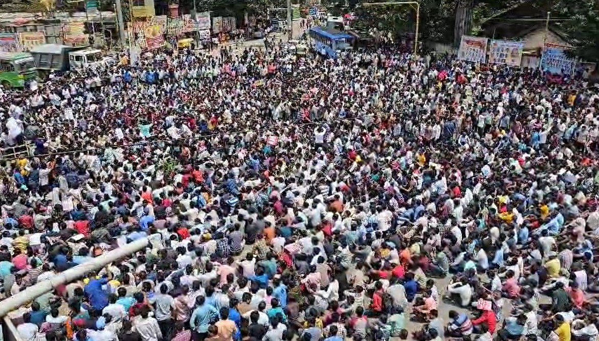 Students hold protest in Karnataka's Dharwad, demand raising age limit for police recruitment