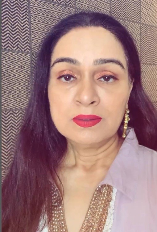 Padmini Kolhapure gets emotional remembering Lata Mangeshkar: ‘Miss you didi, your voice lives on forever’