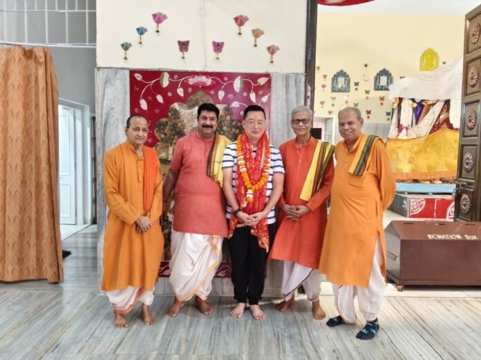 Singapore envoy offers prayers at Durga Bari Mandir in Delhi 