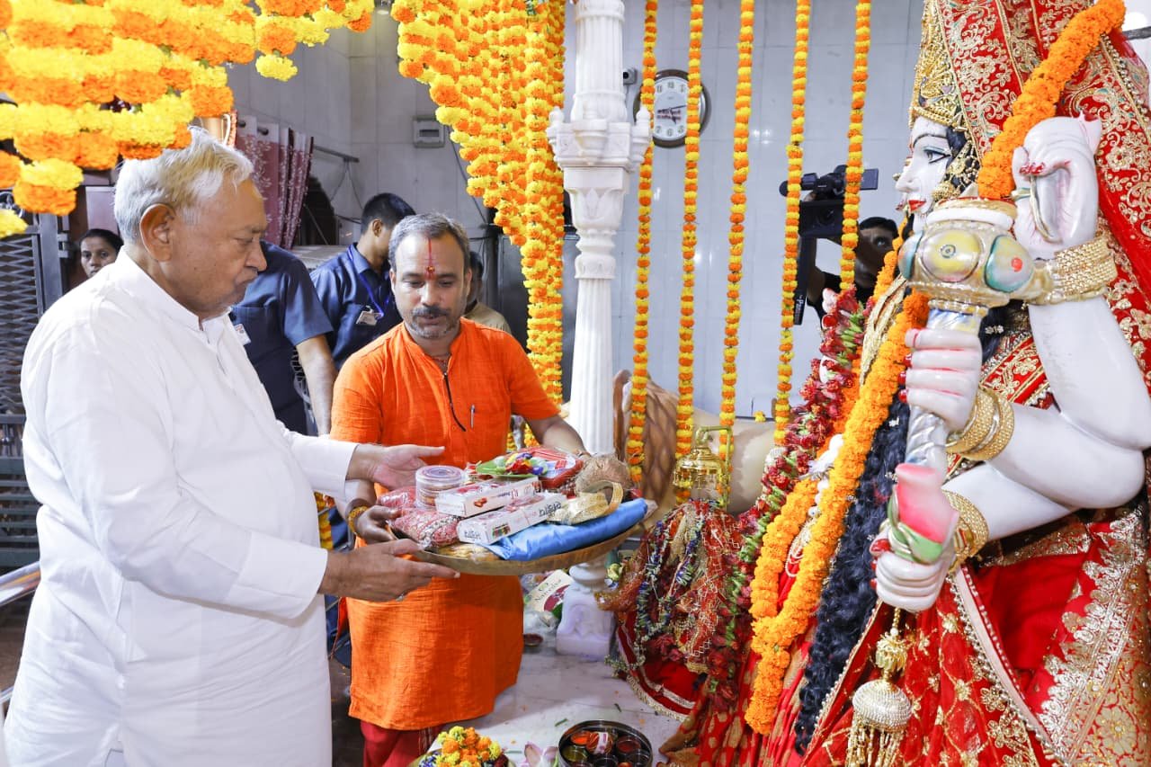 Nitish Kumar offers prayers on Mahasaptami, showcases unity