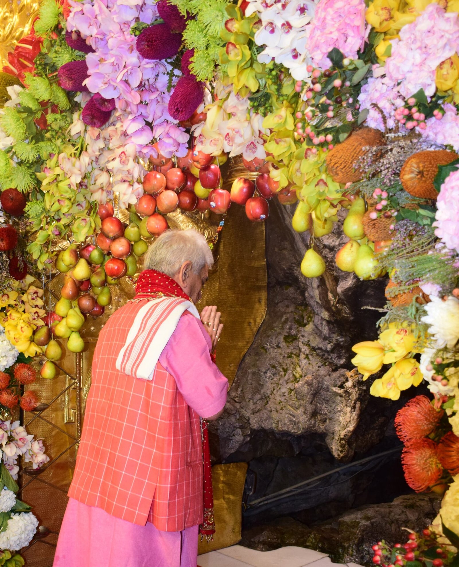 J&K L-G Manoj Sinha prays for peace, prosperity at Mata Vaishno Devi shrine