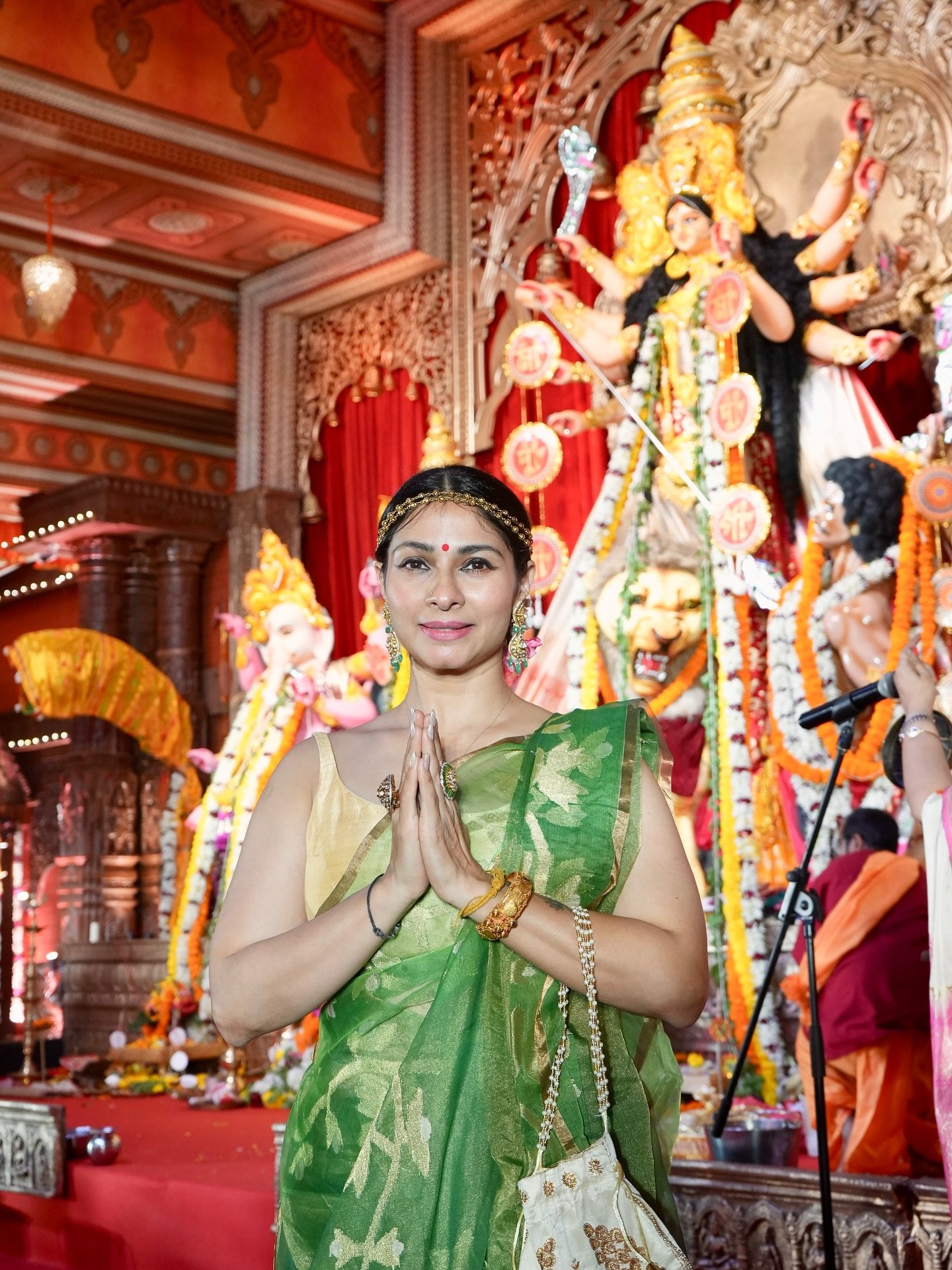 Tanishaa Mukherjee dedicates Durga Puja 2025 to her late father and Debu Kaka 