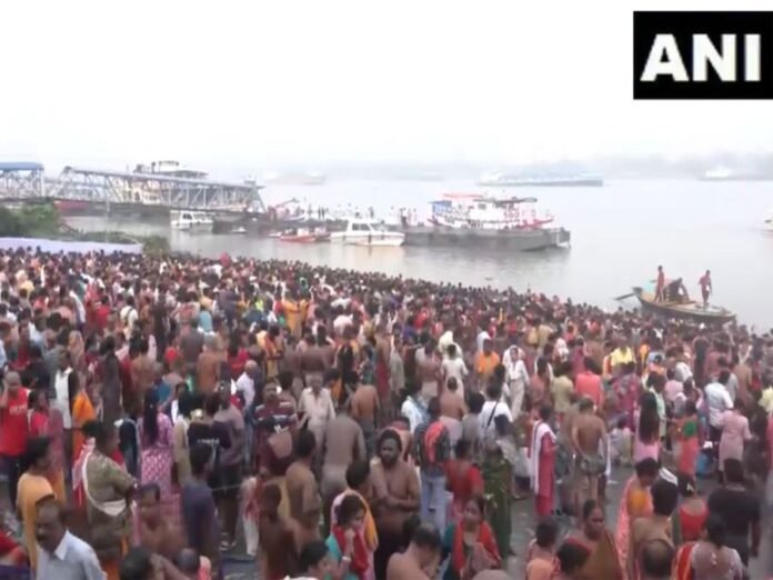 West Bengal: Devotees throng river Ganga for holy dip and prayers Mahalaya Amavasya