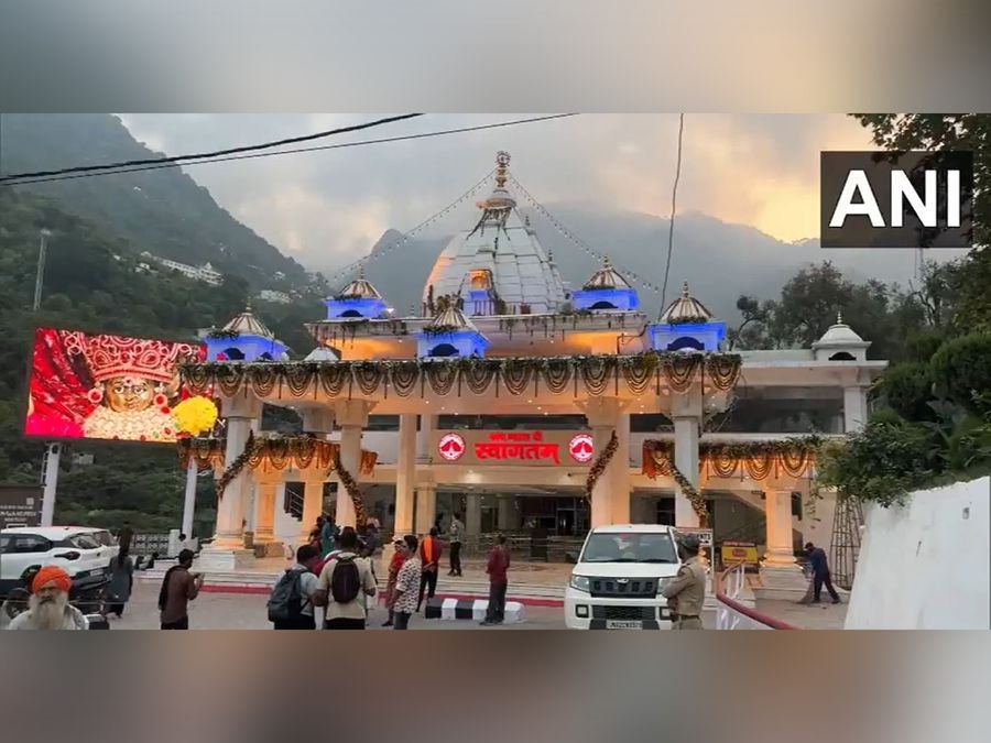 J-K: Devotees flock to Shri Mata Vaishno Devi during third day of Navratri