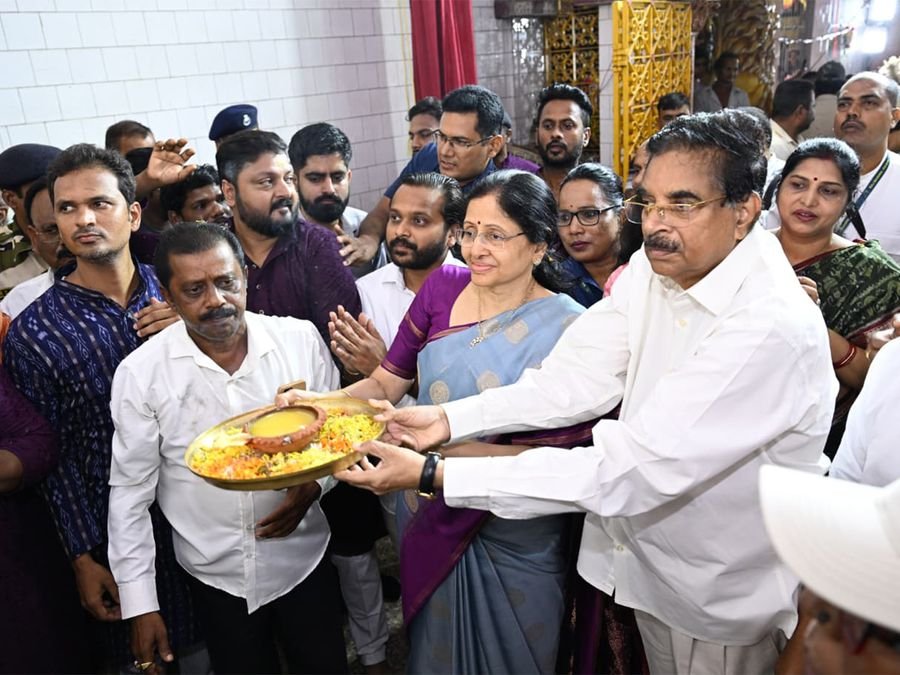 Odisha Governor Kambhampati visits Jobra Durga Puja pandal in Cuttack