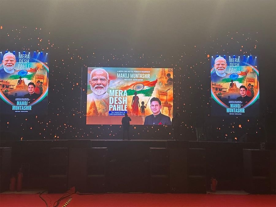 Manoj Muntashir's 'Mera Desh Pahle' steals hearts in Hyderabad with standing ovation