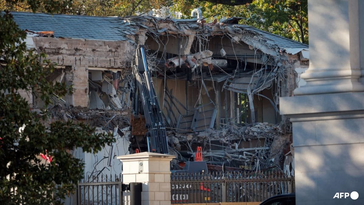 Trump demolishes part of White House for new ballroom