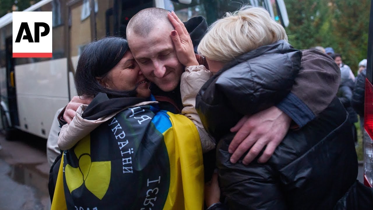 Ukrainian soldiers greeted by their families in Ukraine after prisoner swap with Russia (Video)