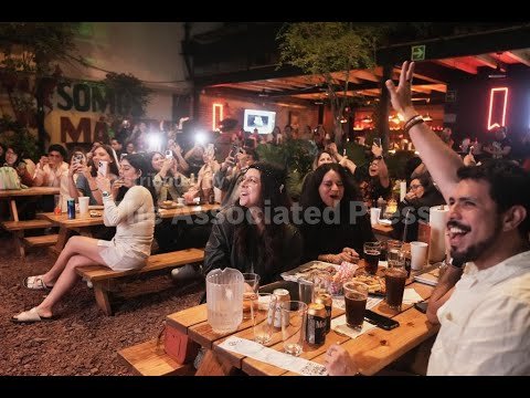 Swifties in Mexico City gather for listening party (Video)