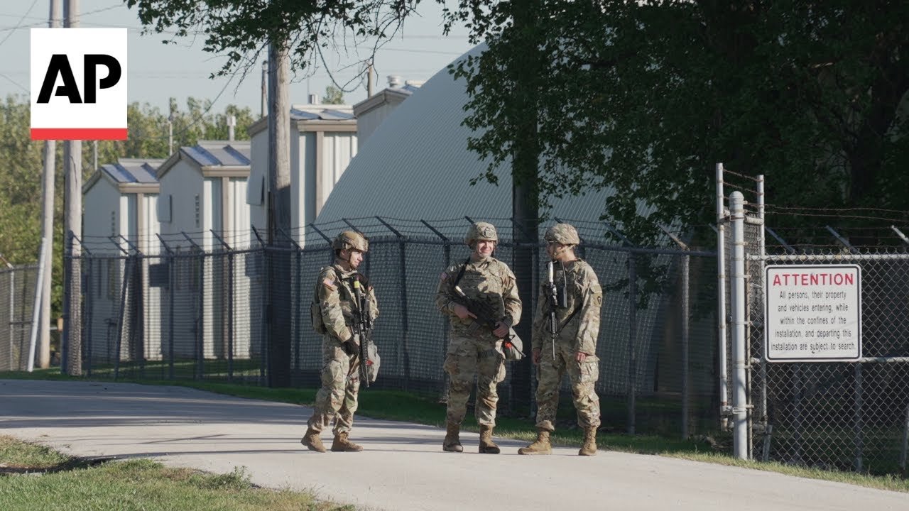 Watch Video Texas National Guard troops seen protecting federal property in Illinois