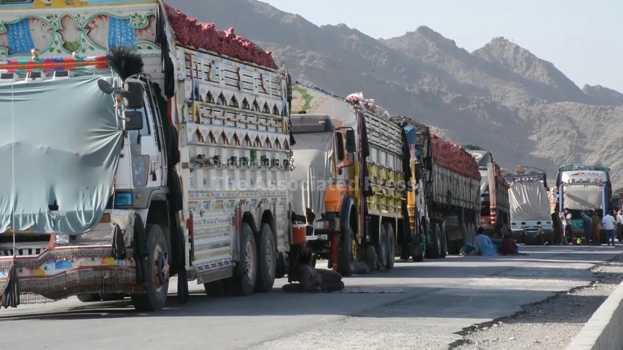 Thousands of trucks stranded at Afghanistan-Pakistan border with Torkham crossing closed (Video)