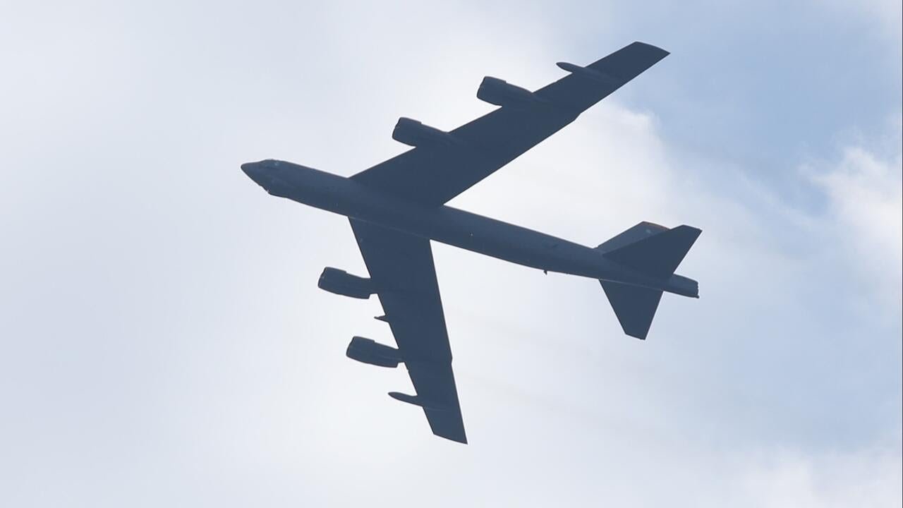 U.S. flies 3 B-52 bomber jets off Venezuela coast (Video)