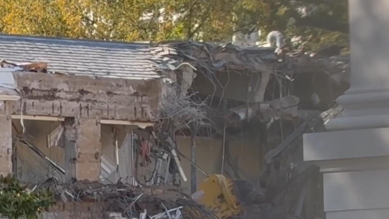 White House begins demolishing East Wing to build ballroom (Video)