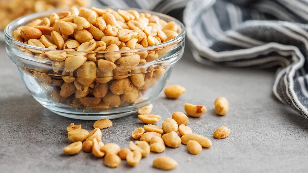 Peanut allergies in kids decline 10 years after experts recommend early infant exposure, study finds (Video)