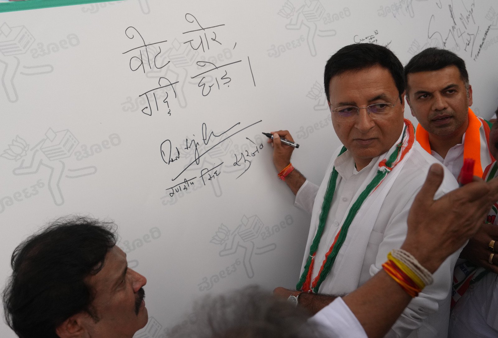 Karnataka Congress holds signature campaign in Bengaluru against voter 'fraud' 8 Karnataka Congress holds signature campaign in Bengaluru against voter 'fraud'