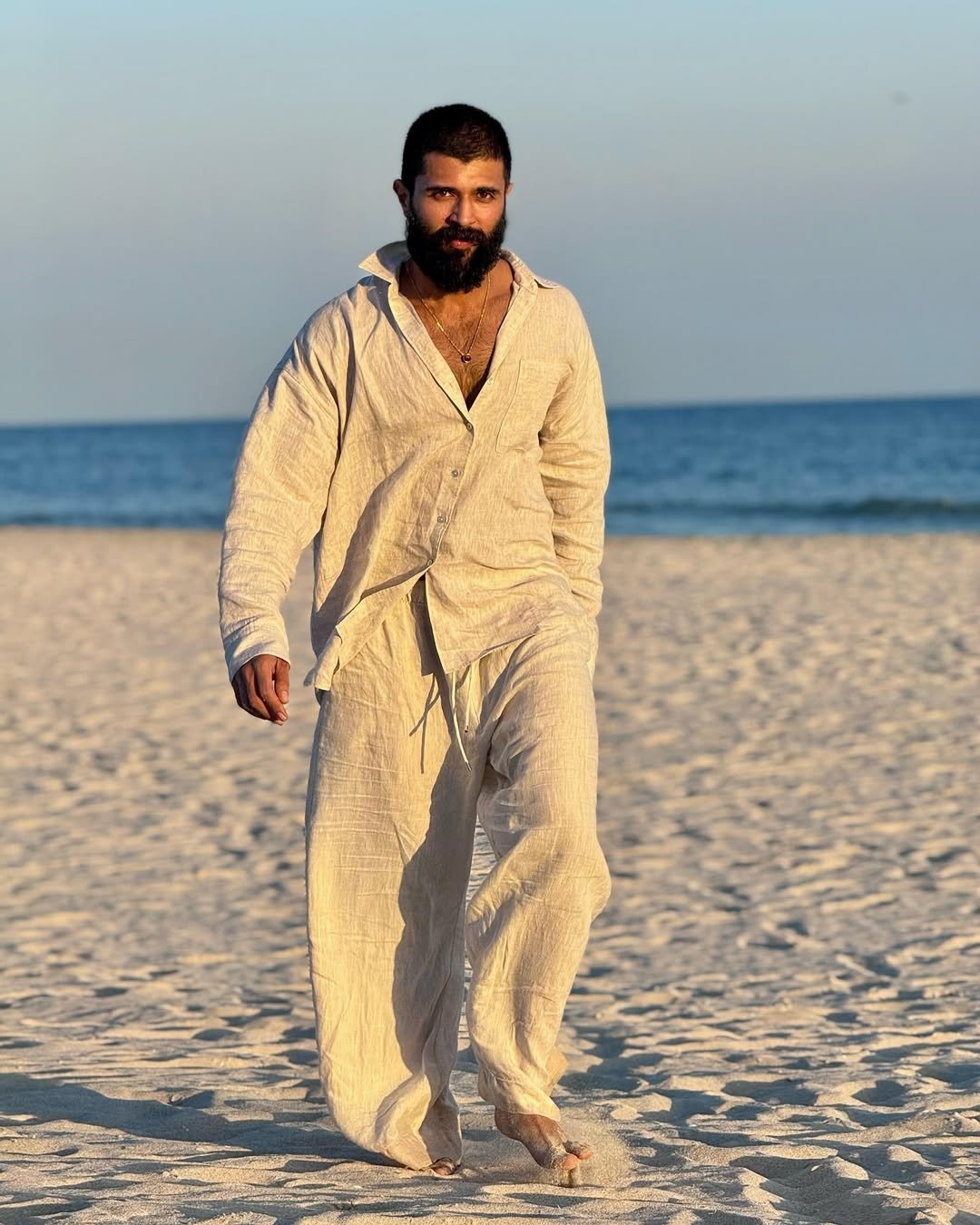 Vijay Deverakonda says 'All is well' after his car meets with an accident, admits his head hurts