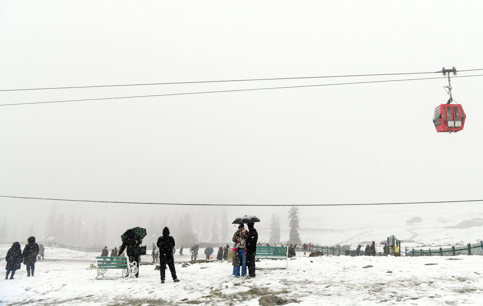 Snowfall, landslides close Srinagar-Jammu, Srinagar-Leh and Mughal Road in J&K
