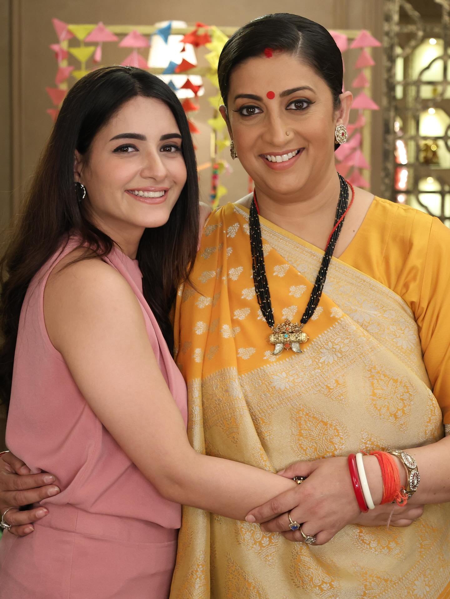 'Kyunki Saas Bhi Kabhi Bahu Thi's Shagun Sharma shares BTS pics with Smriti Irani, says “We do get along ”