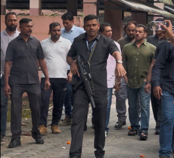 Salman Khan attends Pankaj Dheer’s funeral
