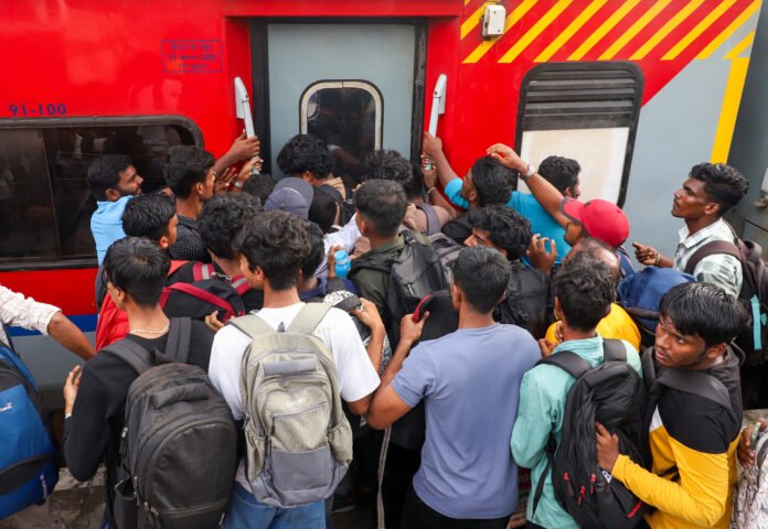Over 18 lakh Chennaiites travel home for Diwali celebrations; city roads, terminals witness huge rush