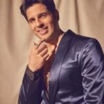 Sidharth Malhotra pushes fitness limits with intense calisthenics moves