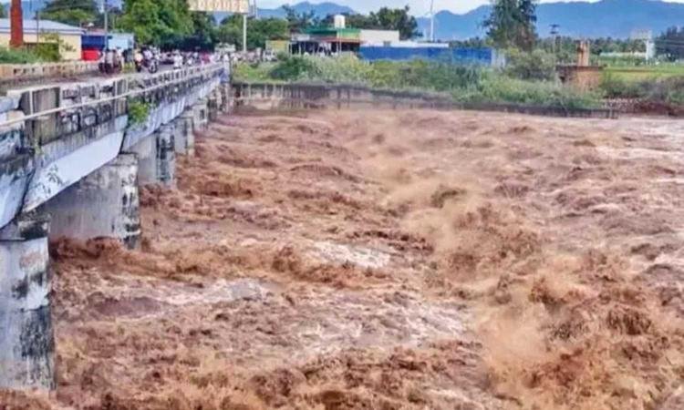 Vaigai dam water level rises sharply; flood alert in five TN districts 4 Vaigai dam water level rises sharply; flood alert in five TN districts