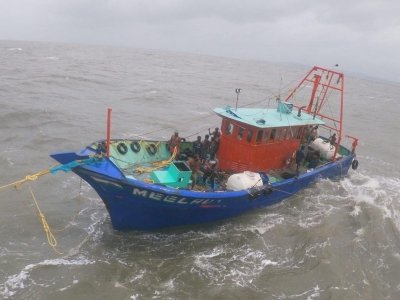 14 fishermen from West Bengal held in Bangladesh after their trawler crosses maritime border