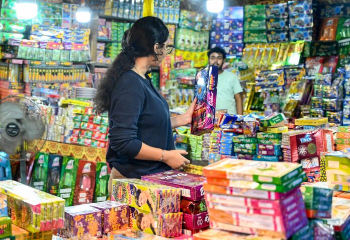 Delhi witnesses bumper firecracker sales ahead of Diwali; sales estimated to be Rs 500 crore 