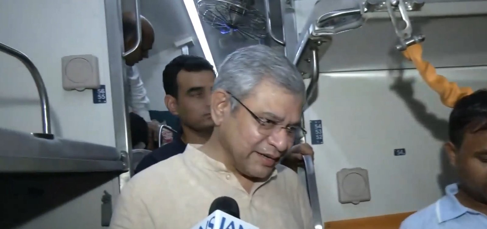 Railways to run 7,800 more trains, War Rooms monitoring festive rush: Vaishnaw 7 Railways to run 7,800 more trains, War Rooms monitoring festive rush: Vaishnaw