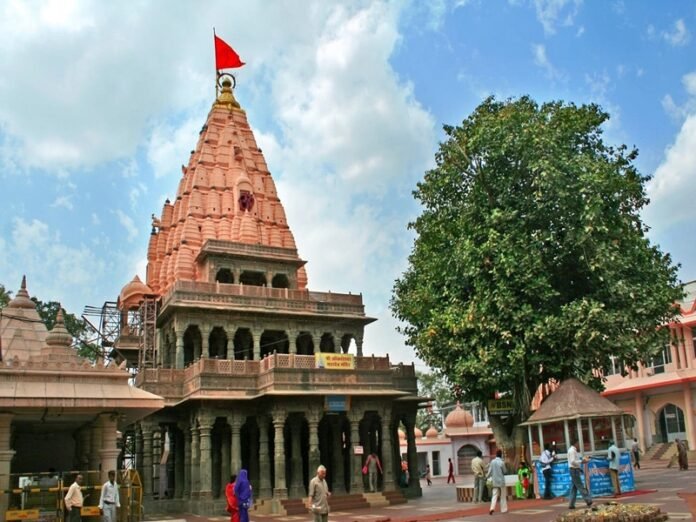 Mahakal Temple Committee bans Mahant, priest for 15 days after Mahakal Temple Committee bans Mahant, priest for 15 days after sanctum clash