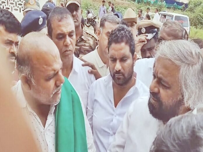 Karnataka Forest Minister gheraoed in Mysuru over tiger attack death Karnataka Forest Minister gheraoed in Mysuru over tiger attack death