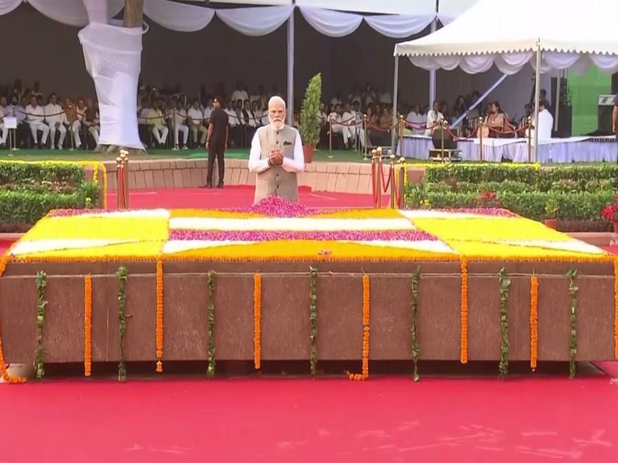 PM Modi pays tribute to Lal Bahadur Shastri at Delhi's Vijay Ghat on his birth anniversary 7 PM Modi pays tribute to Lal Bahadur Shastri at Delhi's Vijay Ghat on his birth anniversary